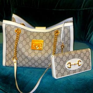Gucci woman's natural padlock GG medium shoulderba